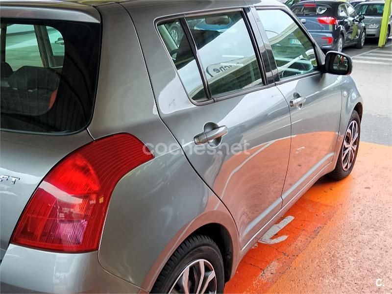 Usado Suzuki Swift GL 92 CV (67 kW) 2007 Gris / plata Utilitario