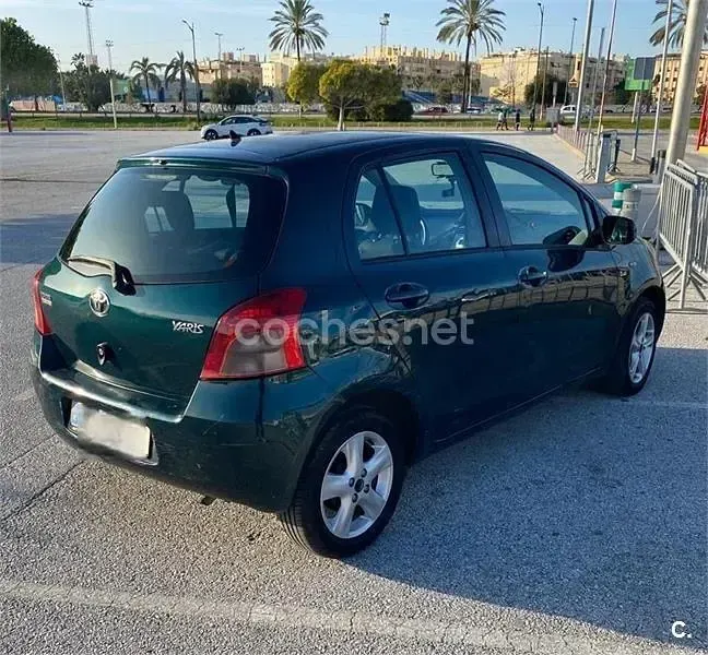 Usado Toyota Yaris Sol 90 CV (66 kW) 2007 Verde Utilitario