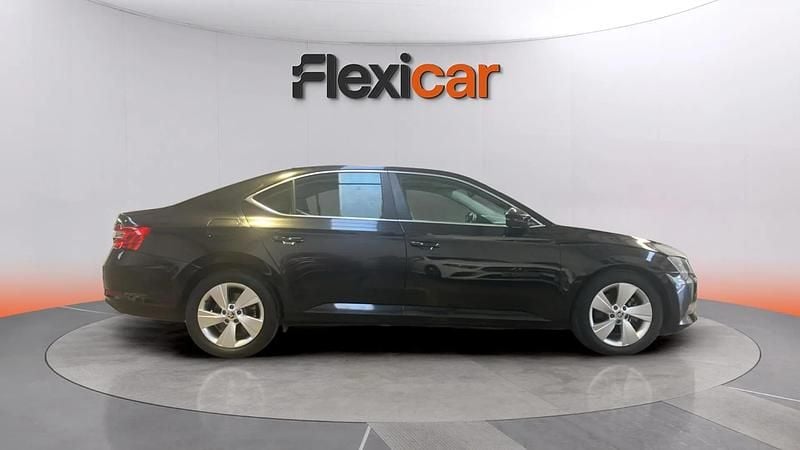 Usado Skoda Superb Style 150 CV (110 kW) 2017 Gris Berlina