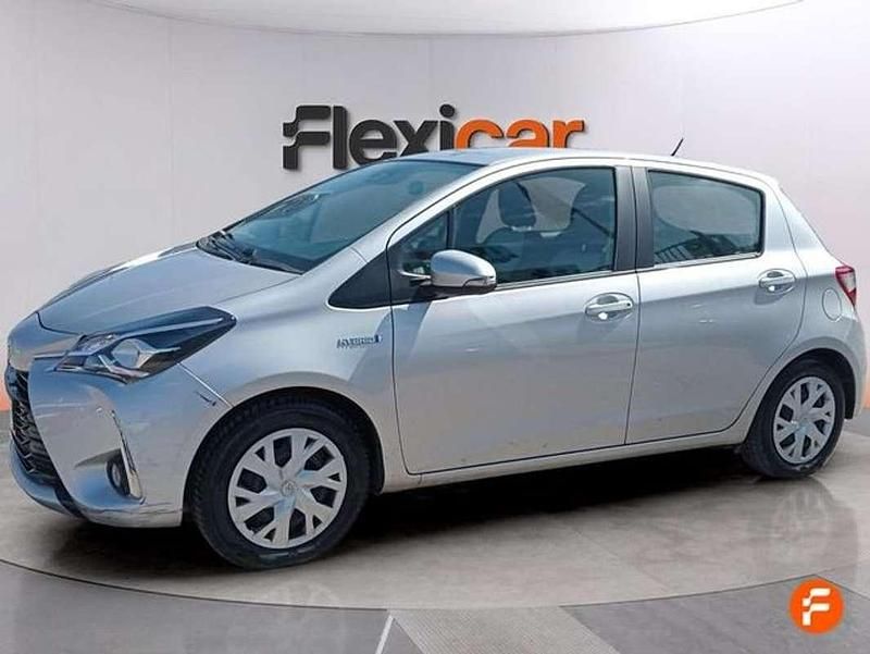 Usado Toyota Yaris Hybrid Active 99 CV (72 kW) 2019 Gris Utilitario