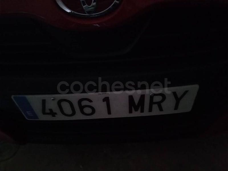 Usado Toyota Yaris Hybrid Active 116 CV (85 kW) 2024 Rojo Berlina