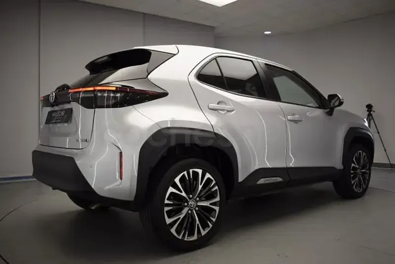 Usado Toyota Yaris Cross Plus 116 CV (85 kW) 2022 Gris / plata SUV