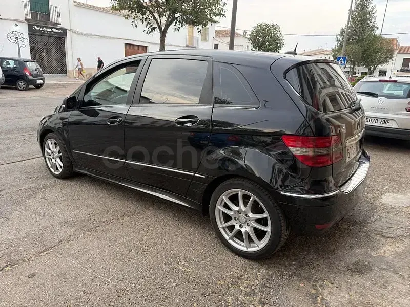 Usado Mercedes B180 109 CV (80 kW) 2010 Negro Monovolumen