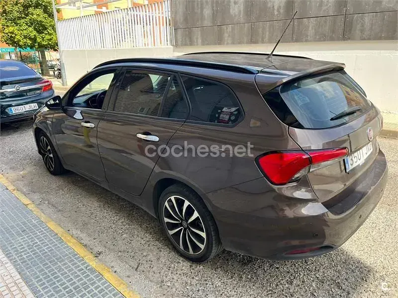Usado Fiat Tipo Lounge 120 CV (88 kW) 2017 Marrón Familiar