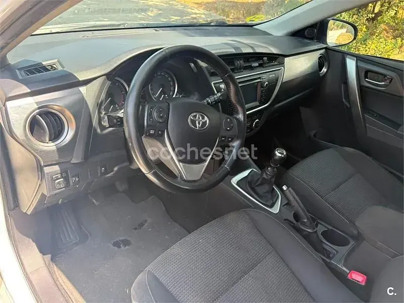 Usado Toyota Auris Business Edition 124 CV (91 kW) 2014 Blanco Berlina