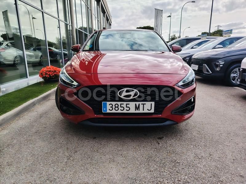 Usado Hyundai i30 120 CV (88 kW) 2023 Rojo Berlina