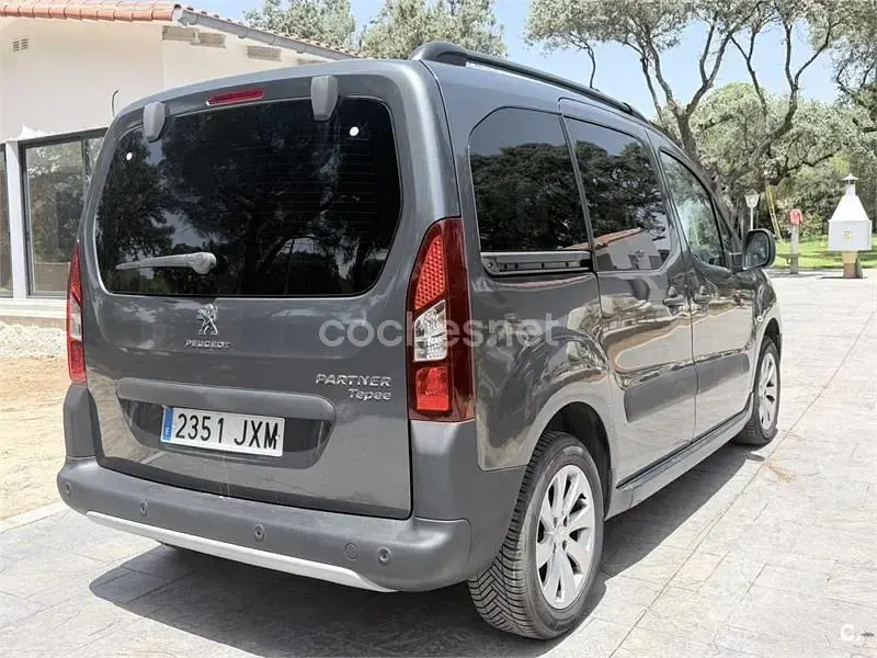 Usado Peugeot Partner Tepee Outdoor 120 CV (88 kW) 2016 Gris / plata Monovolumen