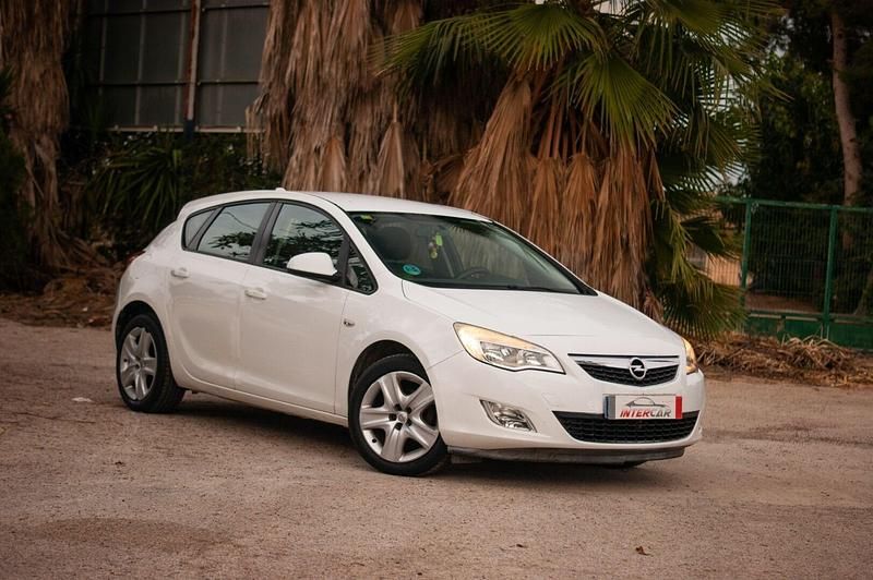 Blanco Usado 2010 Opel Astra Essentia Berlina | 4000 € (Un poco caro) - Imagen 1/4