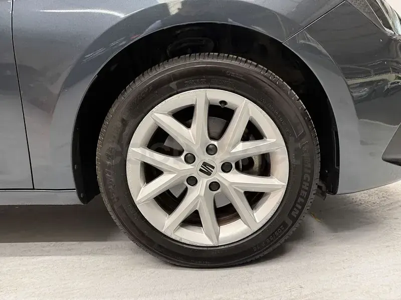Usado Seat Leon Style 116 CV (85 kW) 2021 Gris / plata Berlina