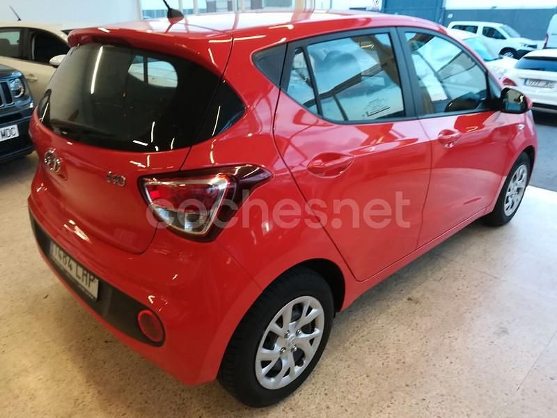 Usado Hyundai i10 67 CV (49 kW) 2020 Rojo Utilitario