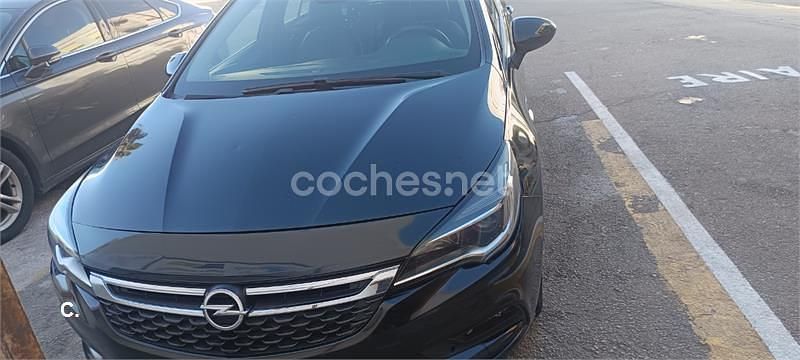 Usado Opel Astra Excellence 136 CV (100 kW) 2017 Negro Familiar