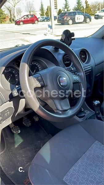 Usado Seat Ibiza Reference 85 CV (62 kW) 2008 Rojo Berlina