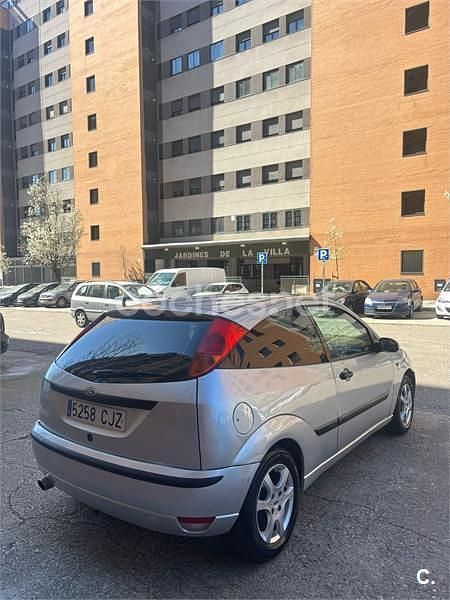 Usado Ford Focus Trend 100 CV (73 kW) 2003 Gris / plata Berlina
