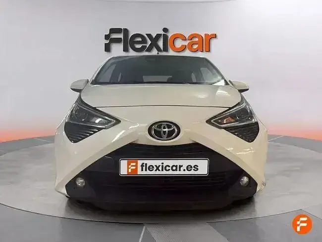 Usado Toyota Aygo X-play 72 CV (52 kW) 2021 Blanco Utilitario