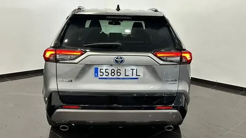 Usado Toyota RAV4 Hybrid Style 222 CV (163 kW) 2021 Gris / plata SUV