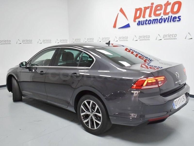 Usado VW Passat Executive 150 CV (110 kW) 2021 Gris / plata Berlina