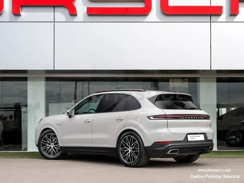 Usado Porsche Cayenne 470 CV (345 kW) 2024 Gris / plata SUV