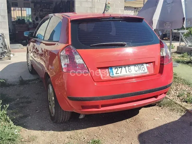 Usado Fiat Stilo Dynamic 115 CV (84 kW) 2003 Rojo Berlina