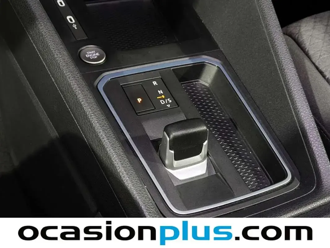 Usado Ford Tourneo Titanium 122 CV (89 kW) 2025 Plateado Van