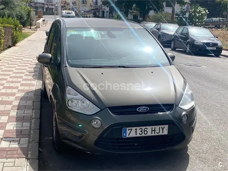 Usado Ford S-MAX Trend 140 CV (102 kW) 2013 Verde Monovolumen