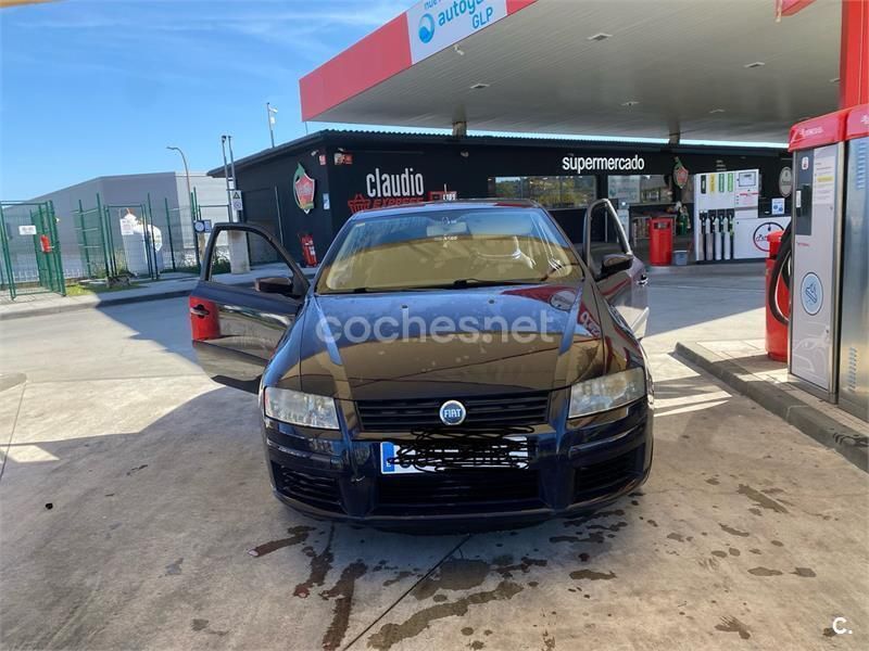 Violeta / lila Usado 2001 Fiat Stilo Dynamic Berlina | 1200 € (Un poco caro) - Imagen 1/4