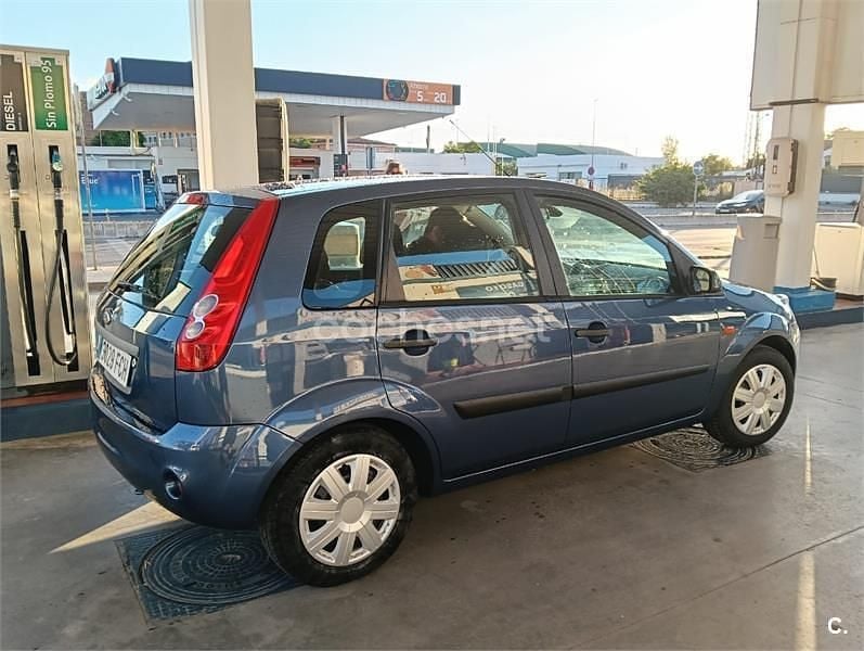 Usado Ford Fiesta Ghia 80 CV (58 kW) 2006 Azul Utilitario