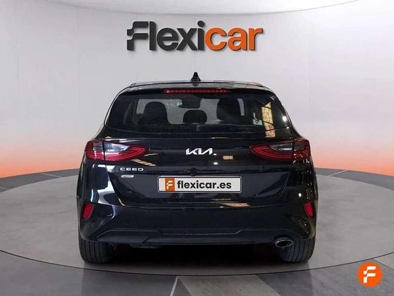 Usado Kia Ceed 136 CV (100 kW) 2023 Negro Utilitario