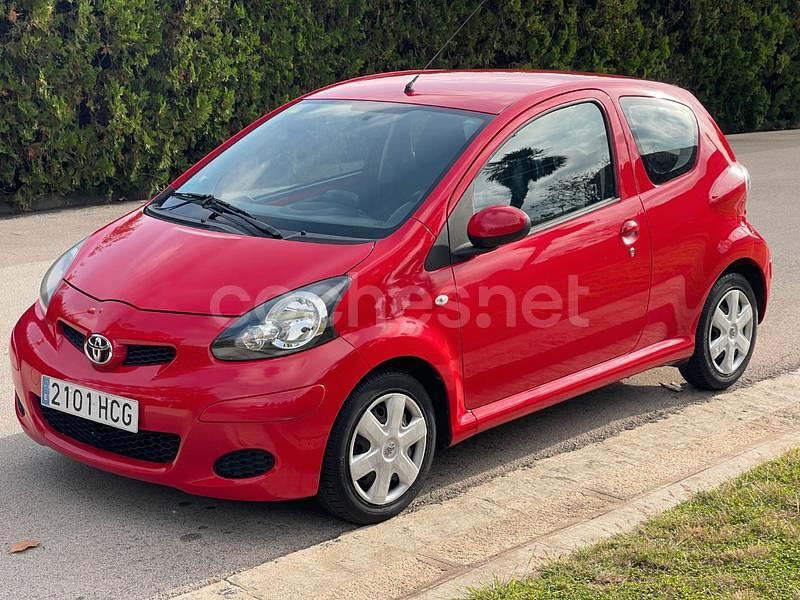 Rojo Usado 2011 Toyota Aygo Connect Style Utilitario | 5900 € (Un poco caro) - Imagen 1/4