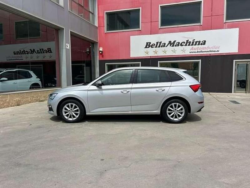 Usado Skoda Scala Ambition 95 CV (69 kW) 2023 Gris Utilitario