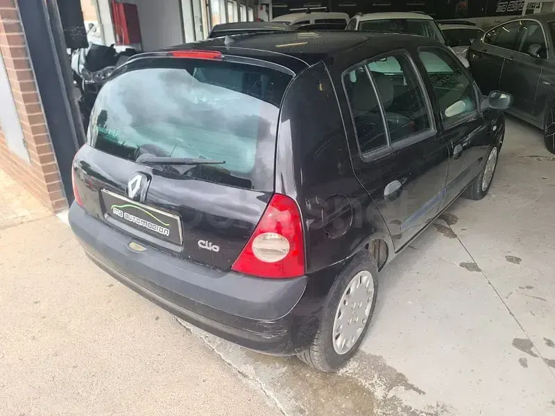 Usado Renault Clio II Authentique 65 CV (47 kW) 2004 Negro Berlina
