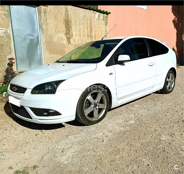 Usado Ford Focus 115 CV (84 kW) 2006 Blanco Berlina