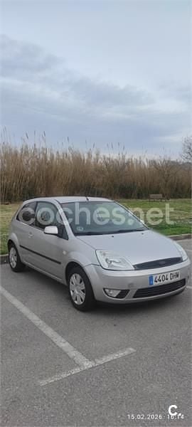 Usado Ford Fiesta 80 CV (58 kW) 2005 Gris / plata Utilitario