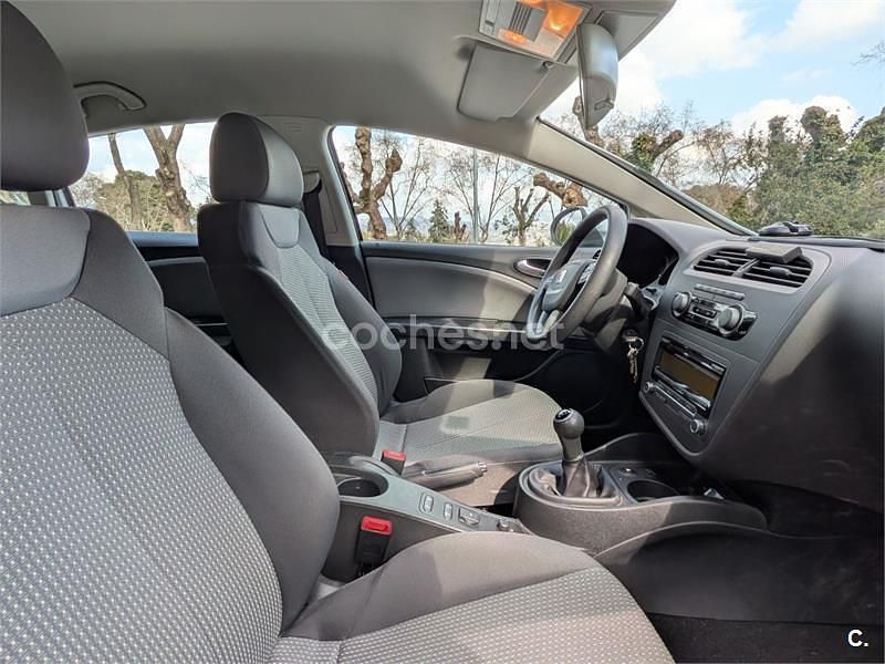 Usado Seat Leon Reference 105 CV (77 kW) 2013 Gris / plata Berlina