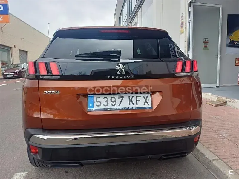 Usado Peugeot 3008 Allure 120 CV (88 kW) 2018 Marrón SUV