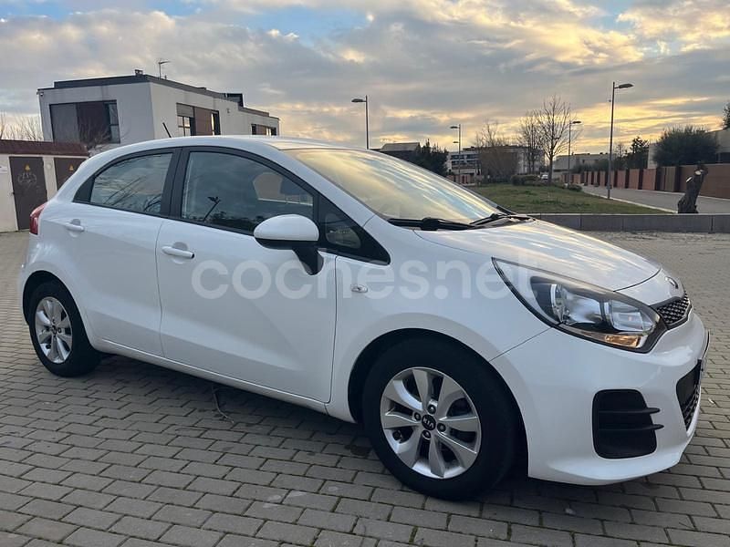 Usado Kia Rio 84 CV (61 kW) 2016 Blanco Berlina