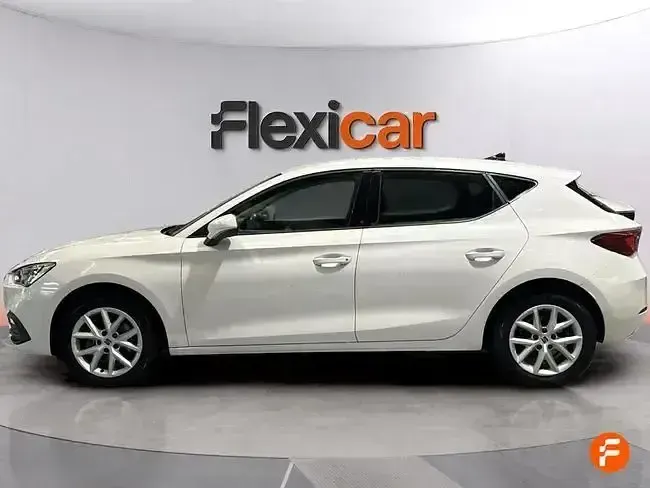 Usado Seat Leon Style 130 CV (95 kW) 2021 Blanco Berlina