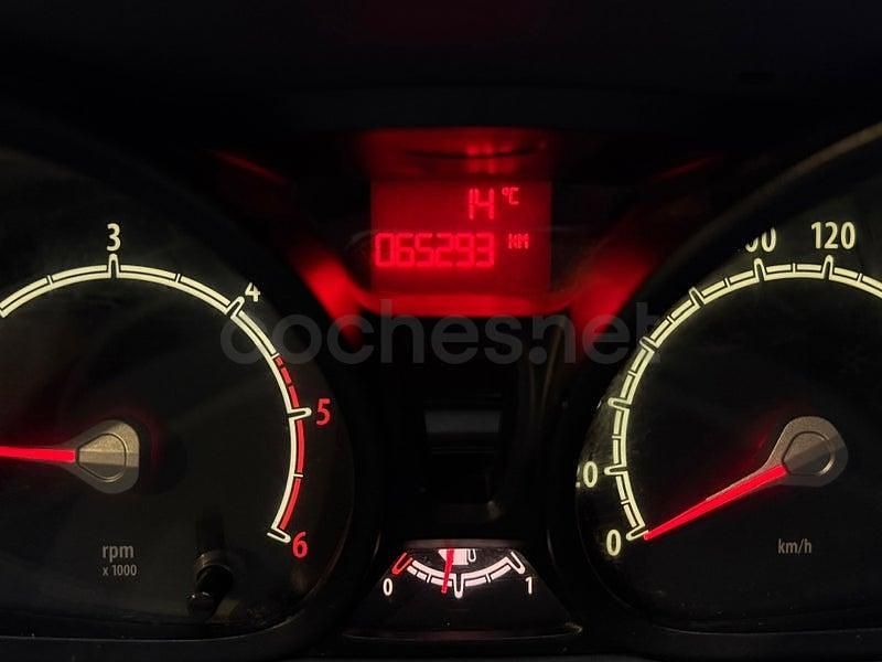 Usado Ford Fiesta Trend 68 CV (50 kW) 2010 Gris / plata Utilitario