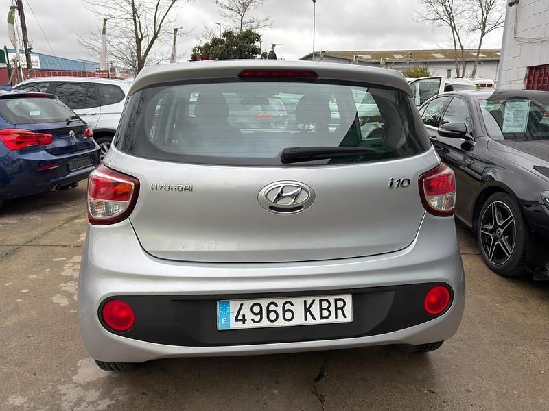 Usado Hyundai i10 67 CV (49 kW) 2017 Gris Utilitario