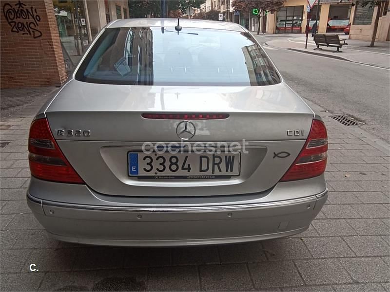 Usado Mercedes E320 Avantgarde 204 CV (150 kW) 2003 Gris / plata Berlina