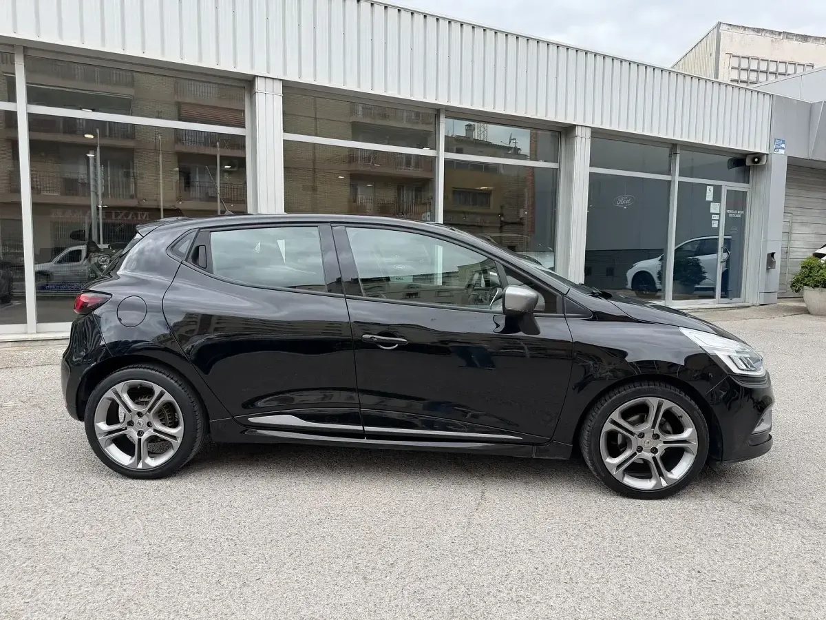 Usado Renault Clio LIMITED 90 CV (66 kW) 2019 Negro Familiar