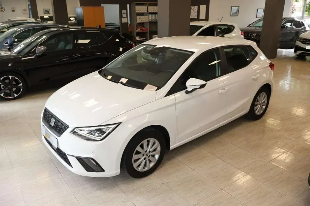 Usado Seat Ibiza Style 110 CV (80 kW) 2022 Blanco Utilitario