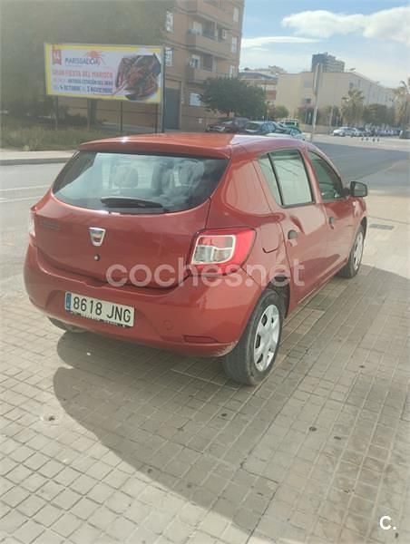 Usado Dacia Sandero Ambiance 75 CV (55 kW) 2016 Granate Berlina