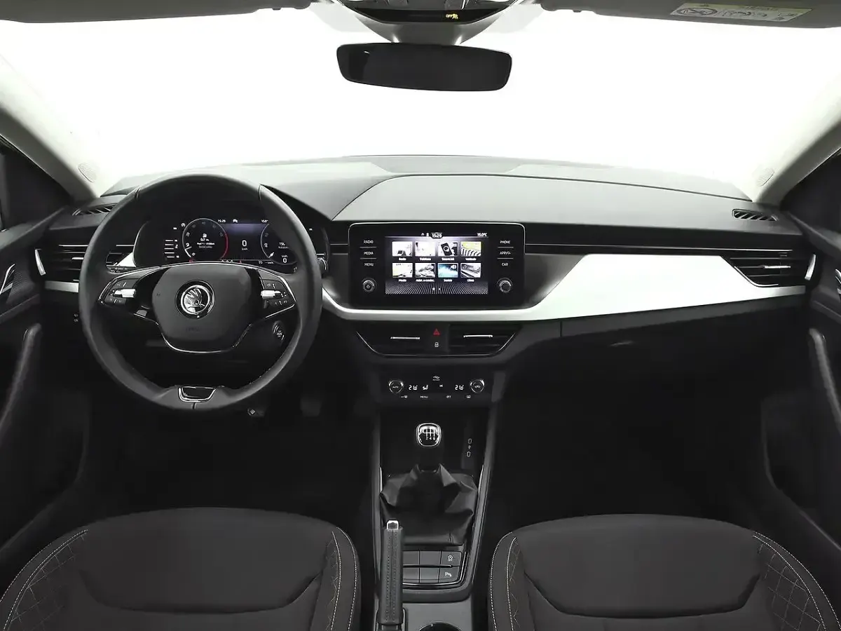 Usado Skoda Scala 110 CV (80 kW) 2022 Blanco Utilitario