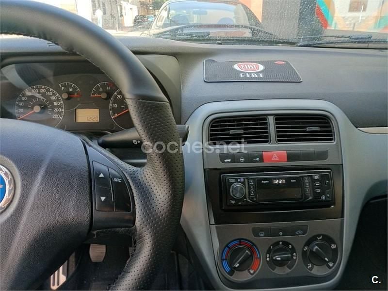 Usado Fiat Grande Punto Dynamic 75 CV (55 kW) 2006 Blanco Utilitario