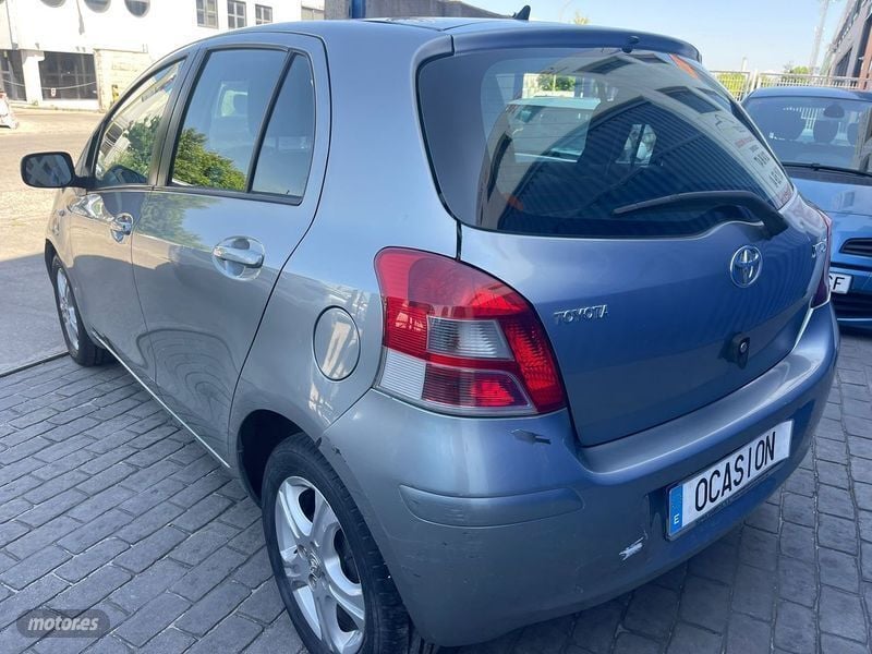 Usado Toyota Yaris 2011 Gris Berlina