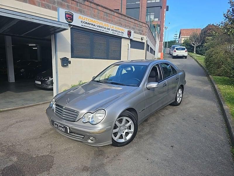 Usado Mercedes C200 Classic 122 CV (89 kW) 2005 Gris / plata Berlina
