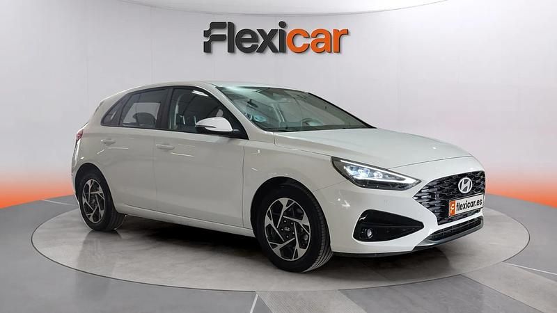 Usado Hyundai i30 101 CV (74 kW) 2024 Blanco Berlina