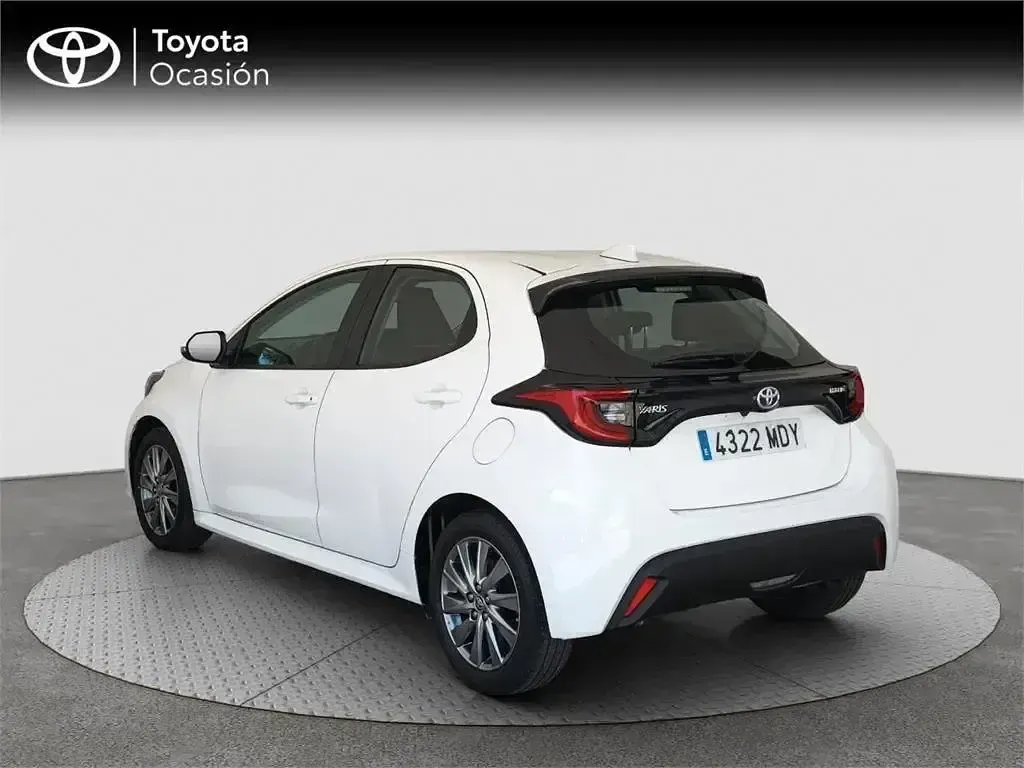 Usado Toyota Yaris Hybrid Active 116 CV (85 kW) 2023 Blanco Monovolumen