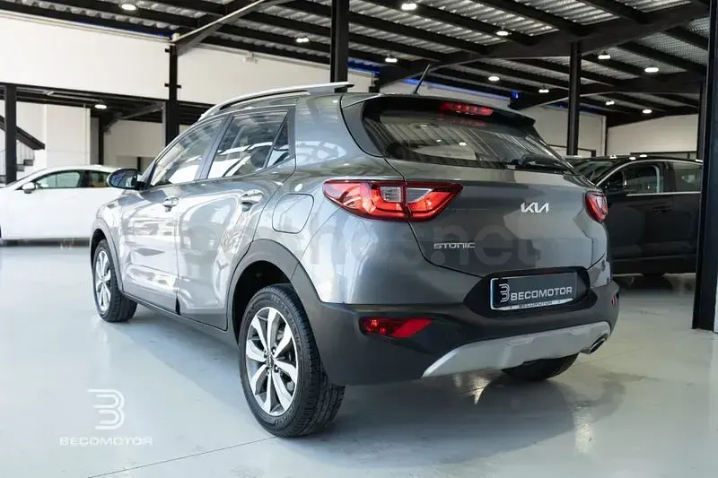 Usado Kia Stonic 84 CV (61 kW) 2023 Gris / plata SUV