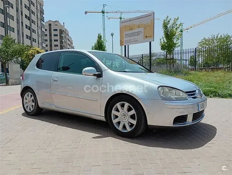 Usado VW Golf IV Highline 105 CV (77 kW) 2006 Gris / plata Berlina